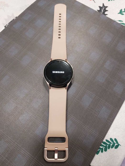 Smartwatch Samsung Galaxy Watch 4 Rose Gold ze szkłem Spigen