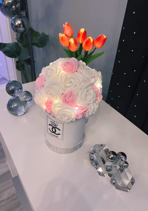 Piekny flower box chanel ze swiatelkami