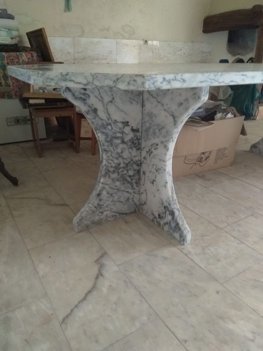 Mesa em mármore pele de tigre