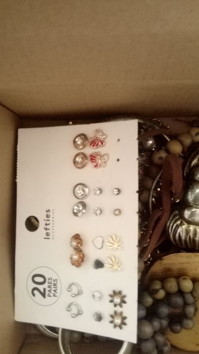 Caixa com jóias, colares, anéis, pulseiras, pingentes de colares e bri