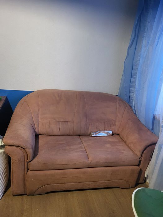 Oddam dwuosobową kanapę.