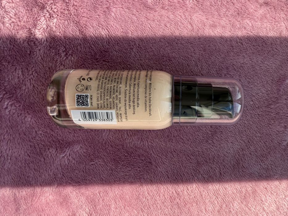 Тональний крем Essence