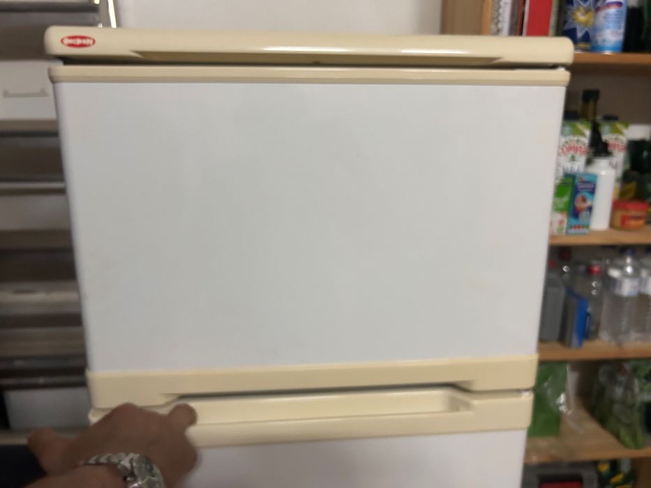 Frigorifico Becken 240l ,  em bom estado com duas portas