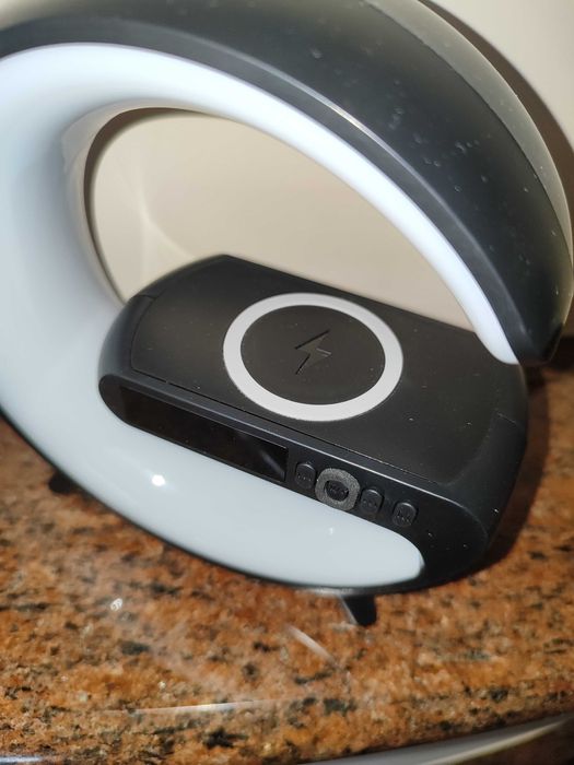 Budzik Zaokrąglony RGB z Ładowaniem Indukcyjnym