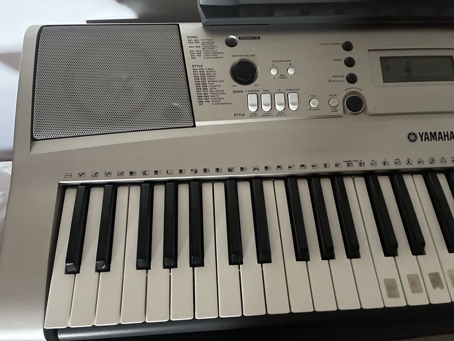 Teclado Yamanha com suporte