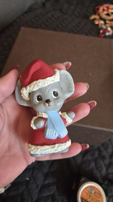 Myszka w stroju Mikołaja.