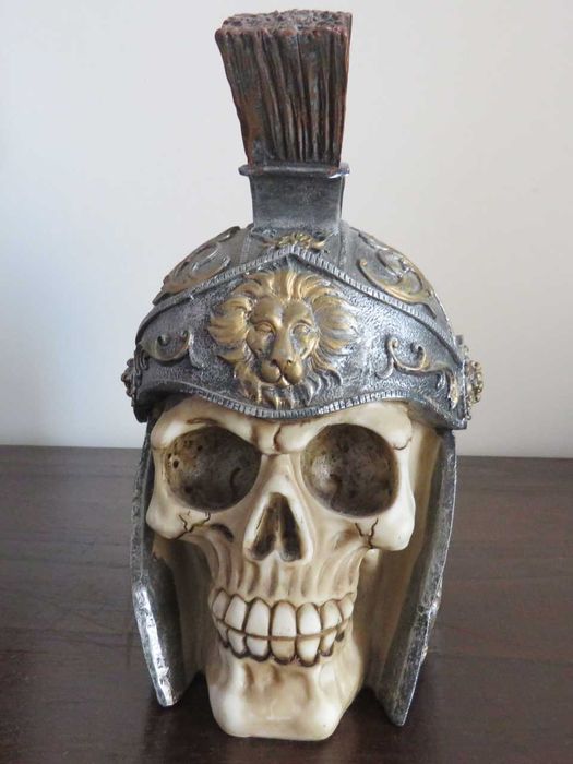 Estátua Caveira com Capacete Romano