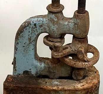 Maquina de perfuração manual anos 20, incompleta 115 cm de altura