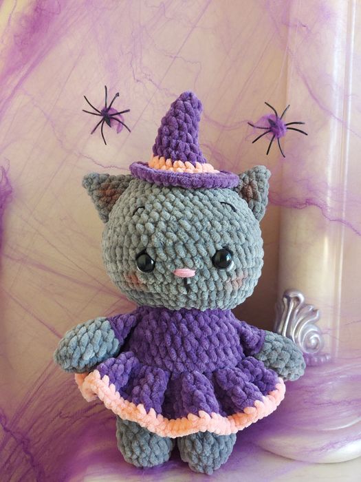 Ręcznie szydełkowany halloweenowy kotek