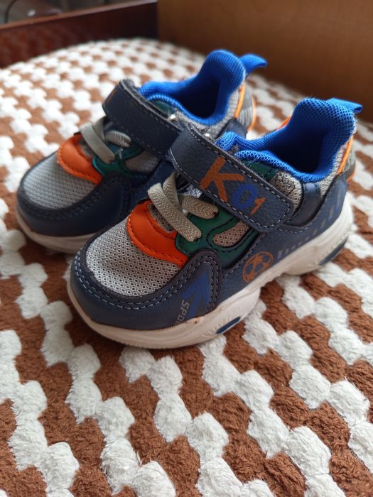 Дитячі кросівки.