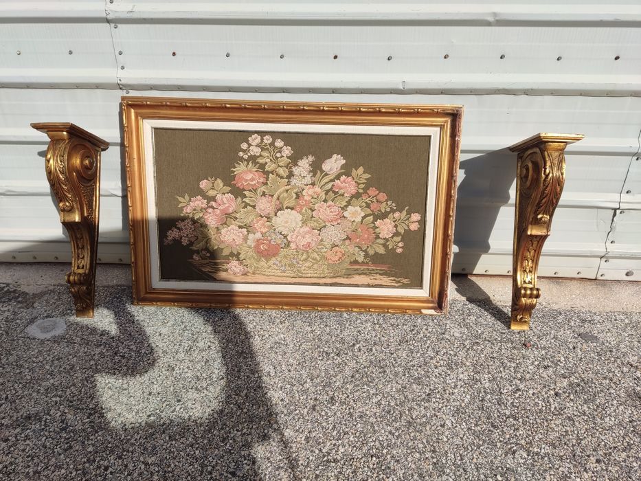 Quadro de tapeçaria com moldura toda em talha dourada