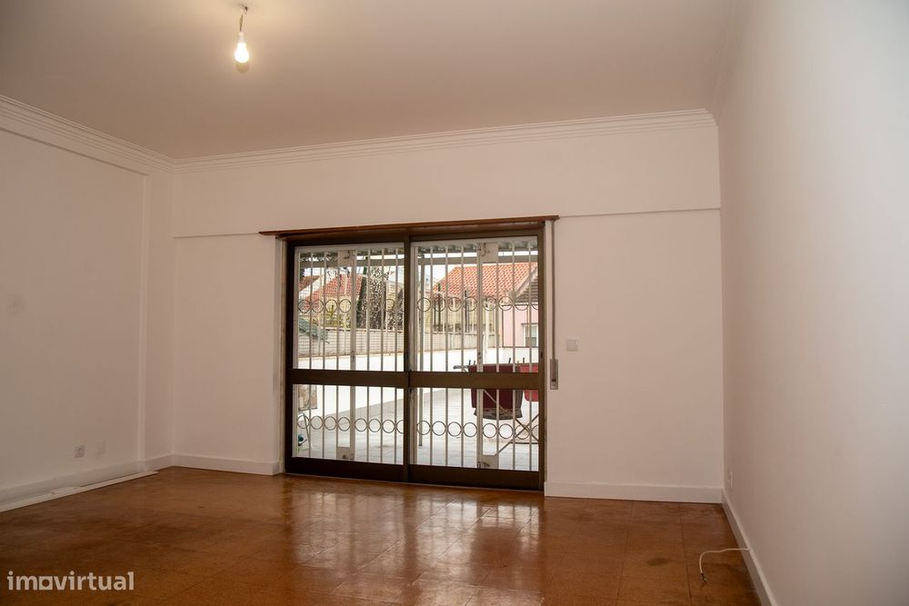 T2 com Terraço Grande, Garagem e Elevador