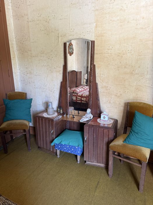 Conjunto de mobiliário para quarto de madeira dos anos 70: cama de casal, 2 mesas de cabeceira, roupeiro com espelho, cómoda com espelho e 2 cadeiras