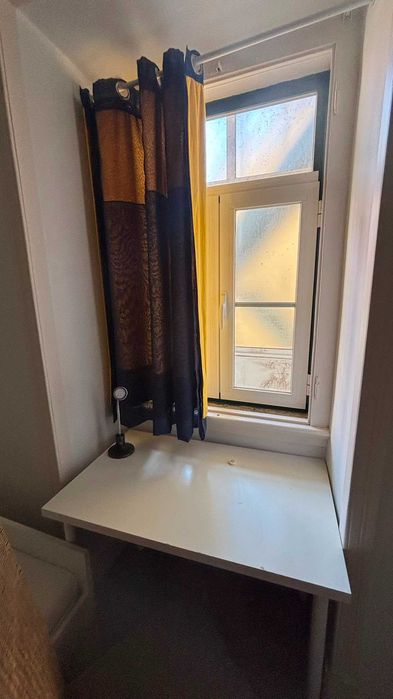 Vendo Secretária + cadeira em verga + candeeiro + cortinas
