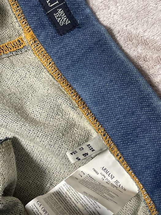 джинсовые брюки популярного итальянского бренда Armani Jeans