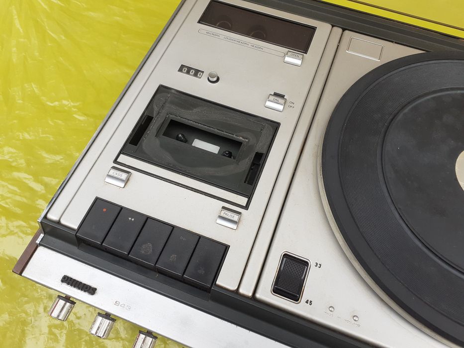 Gira discos e rádio Philips 22 RH 943