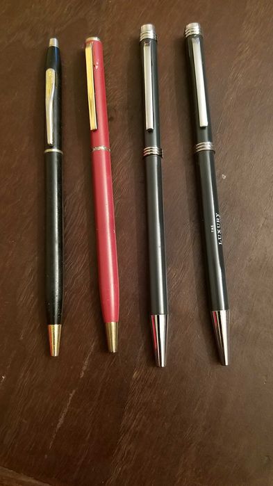canetas de metal e plástico