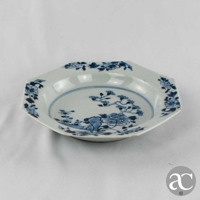 Prato fundo octogonal, porcelana da China período Qianlong, séc. XVIII