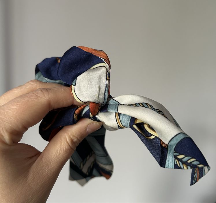 Elegancka scrunchie (gumka do włosów) z perłą