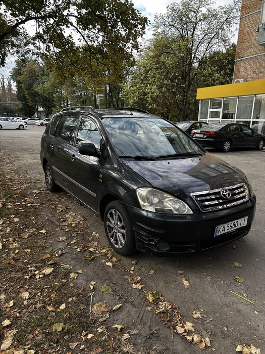 Продам у гарні руки Toyota Avensis Verso