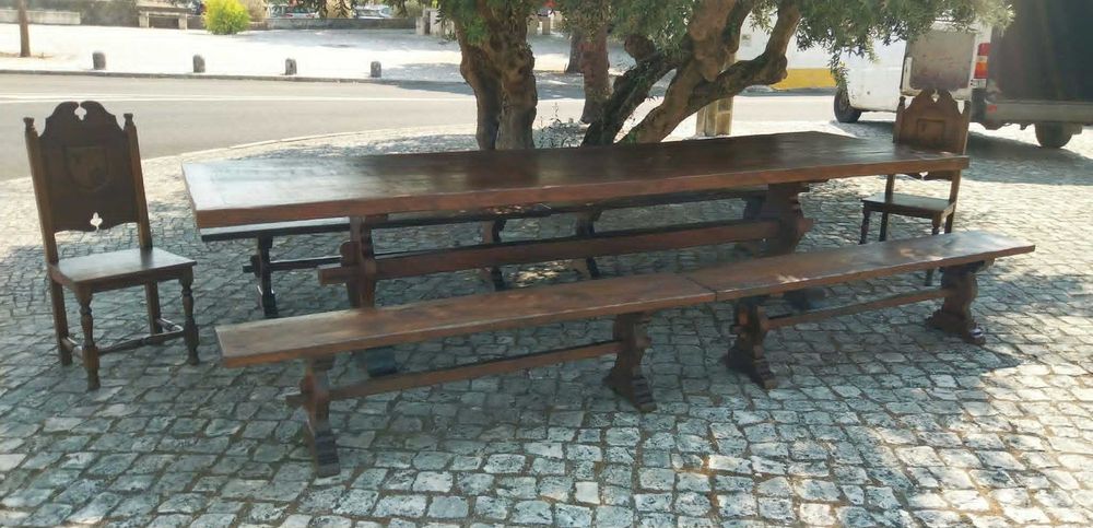 Antiga e Imponente Mesa em Castanho Velho com 4 Bancos e 2 Cadeiras. RESTAURADO!