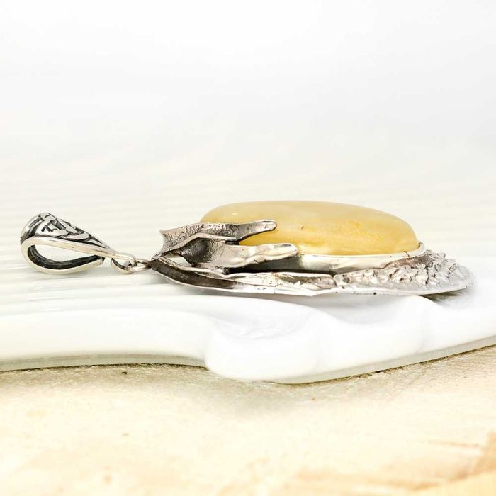 Srebrna zawieszka z bursztynem pr.925