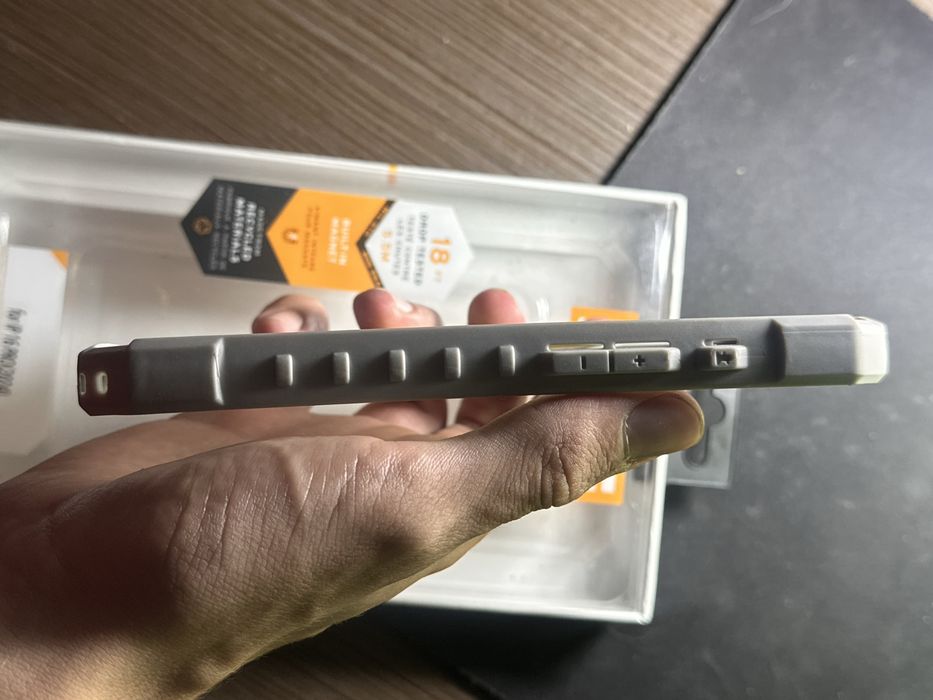 Чехол на iPhone 16 Pro.