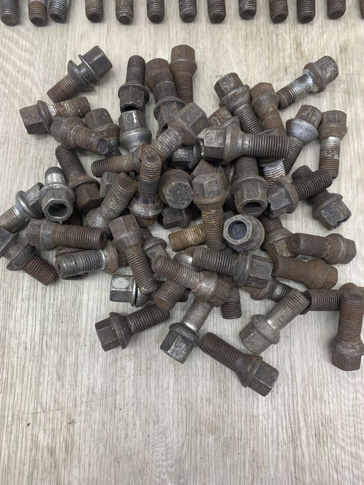 Болти колісні колесні Audi Volkswagen Skoda VAG шпильки