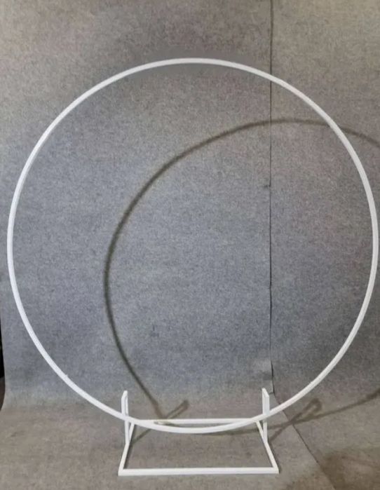 Круглий каркас для фотозони оренда