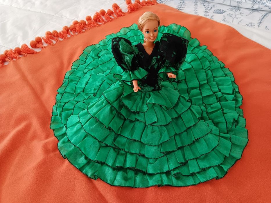 Boneca com 3 vestidos feitos à mão