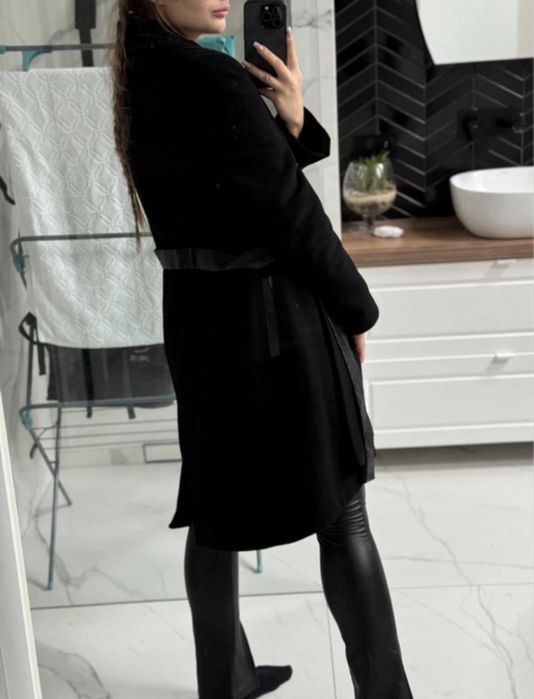 Damski płaszcz wełniany czarny z paskiem