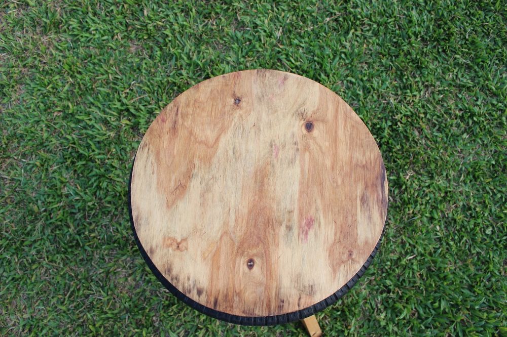 Mesa de jardim nova, feita em madeira e de forma artesanal 
Dimensões: