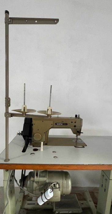 Máquina de Costura Industrial Brother DB2-B738-913 Monofásica + Cadeira Nova