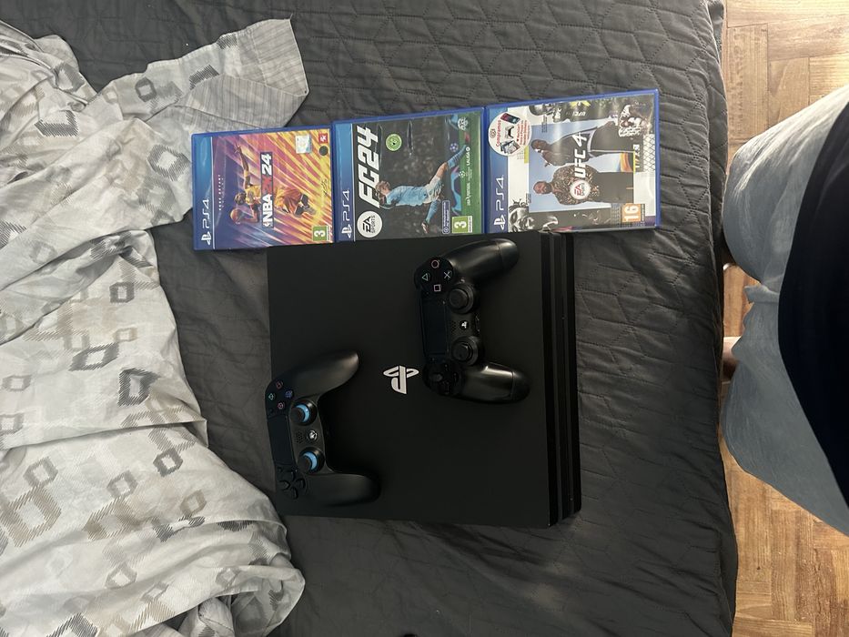 PS4 PRO com 2 comando