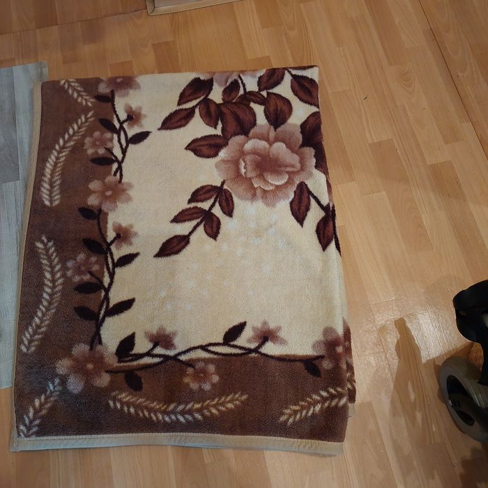 Koc brazowo-kremowy  o wym. 1,55/1,94cm , ciepły