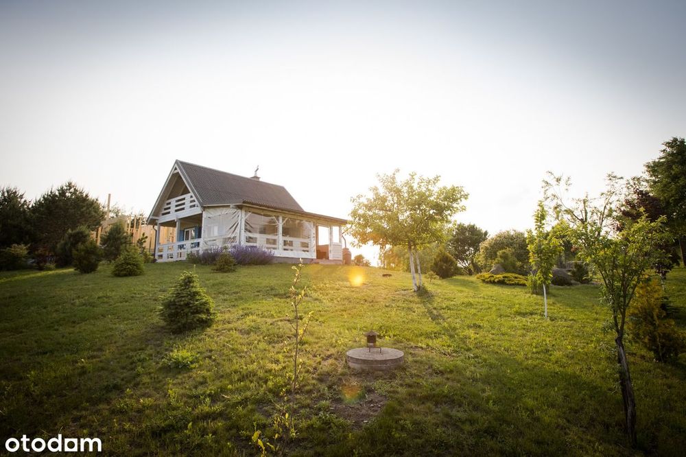 drewniany domek nad jeziorem