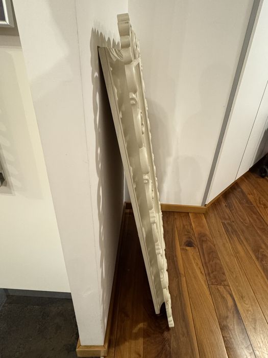 Дзеркало в рамі з натурального дерева в стилі бароко