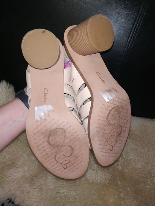 Clarks стильні босоніжки 41 р по устілці 26.6 см ширина 9 см каблук 7