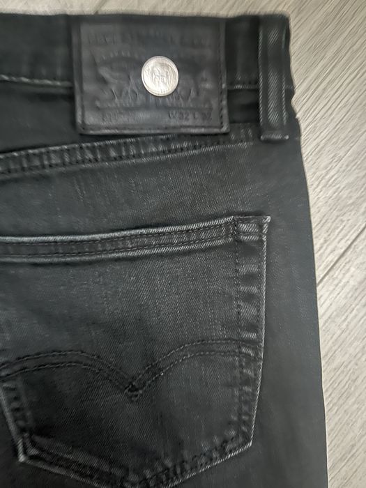 Джинси Levis , Uniqlo.