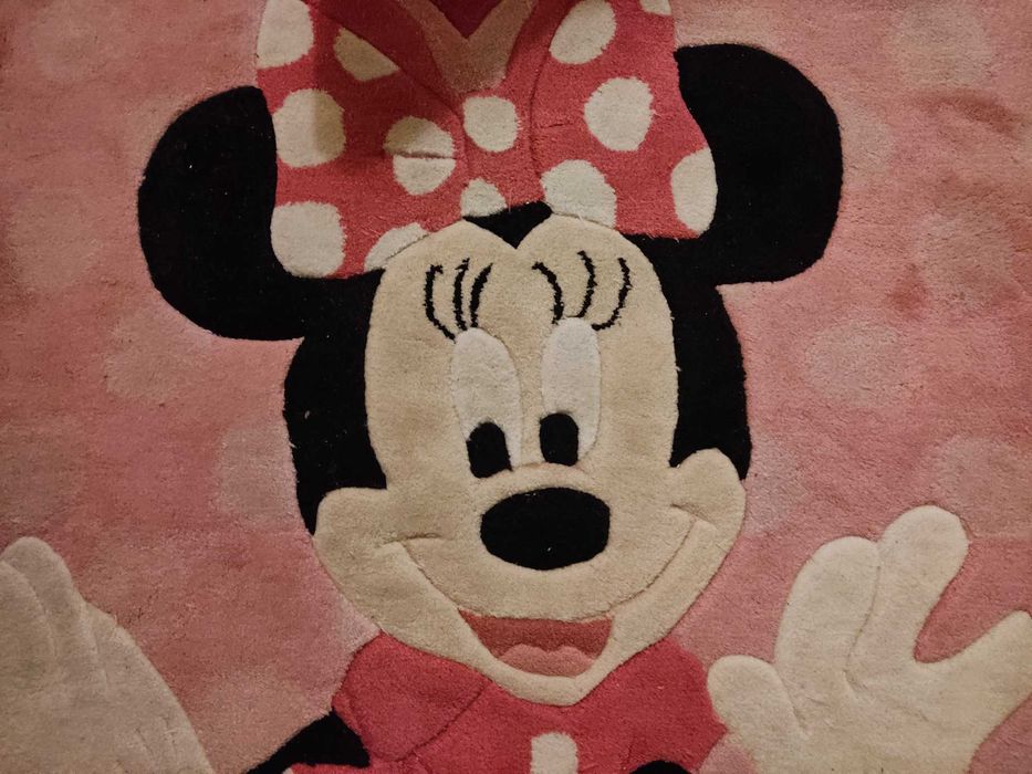 Selling a brand-new Minnie-shaped heart rug