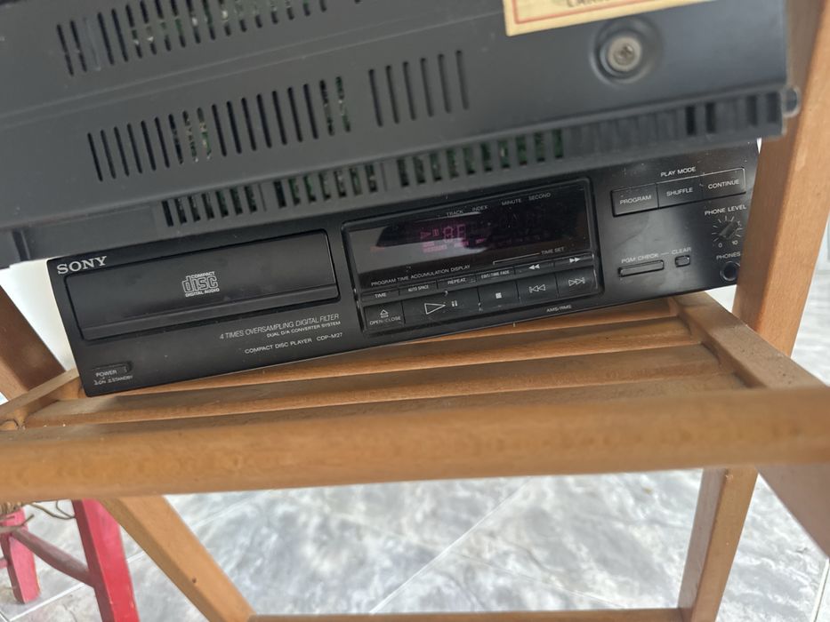 2 Vídeos VHS + 1 Leitor de CD Sony