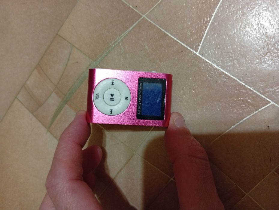 Маленький і зручний mp3 плеєр з LCD-екраном рожевий