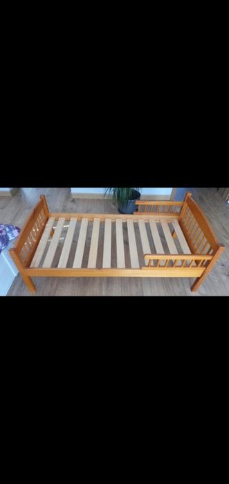 Drewniane łóżko dziecięce