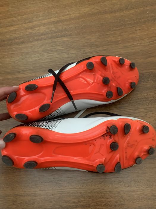 Chuteiras puma brancas e pretas