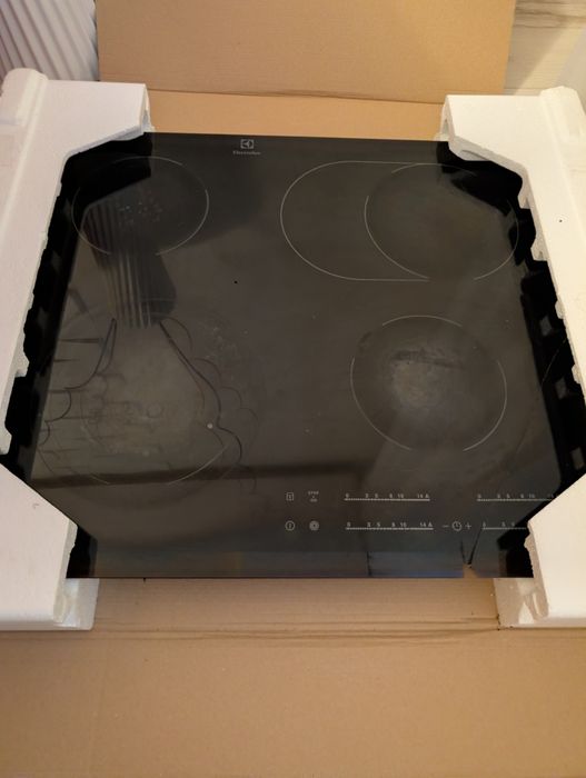 Варочна  поверхня Electrolux
