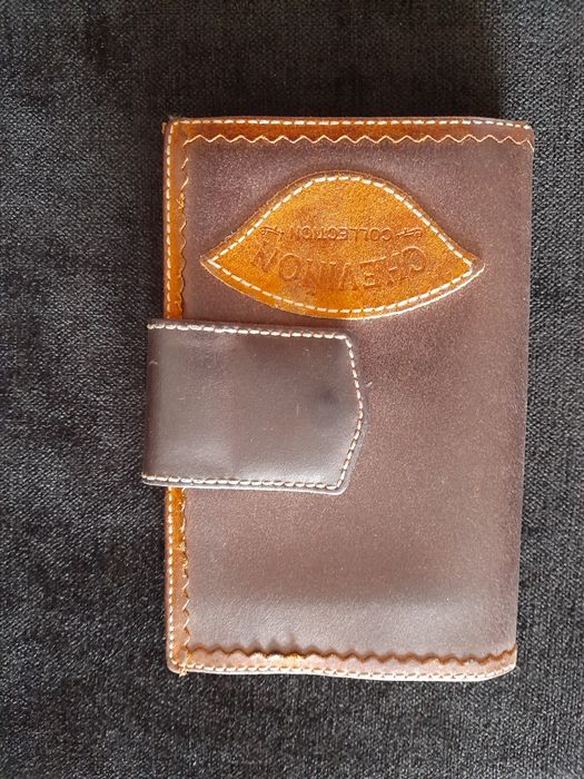 Carteira em pele