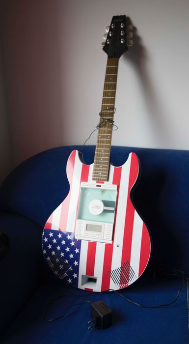 Guitarra com Leitor de CDs e rádio incorporado