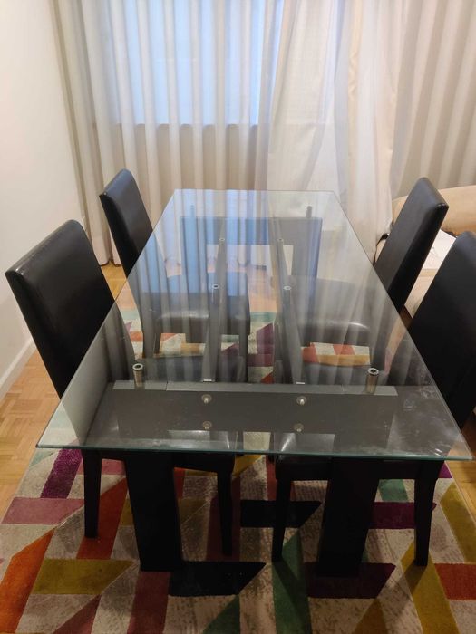 Mesa e cadeiras em boa estado, para mesa de jantar ou de escritório
