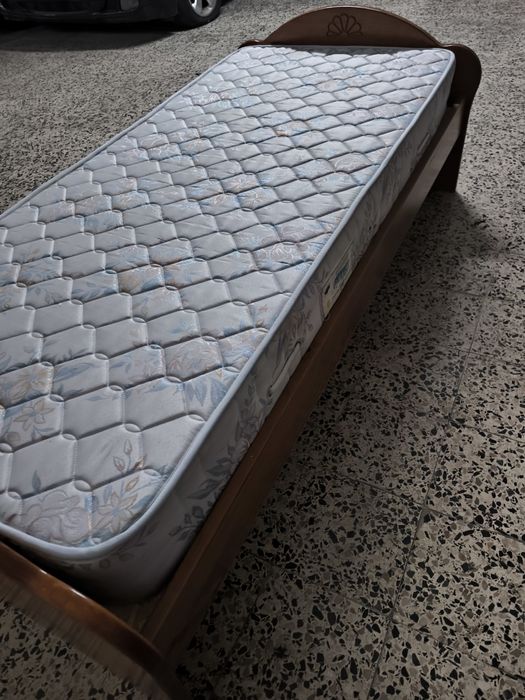 Cama de solteiro com colchão 1,80m X 0,90m
