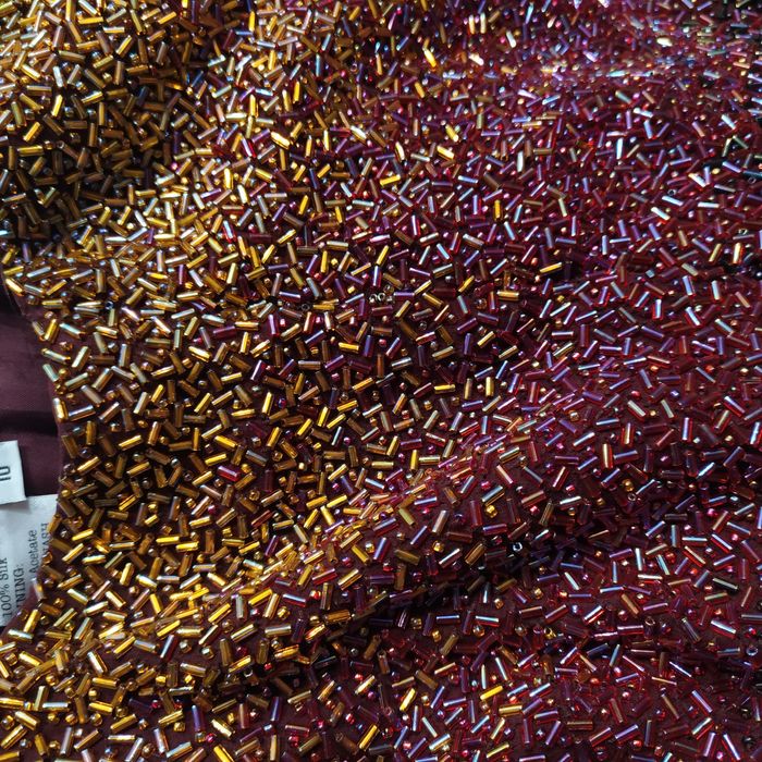 Vendo vestido de cor de tijolo com lantejoulas e écharpe